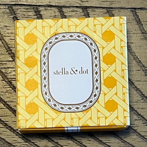 Stella and Dot Gold "E" Charm New in Box - Picture 2 of 3